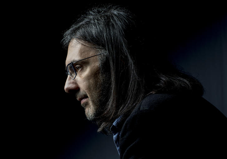 Leonidas Kavakos in profile, holding his violin