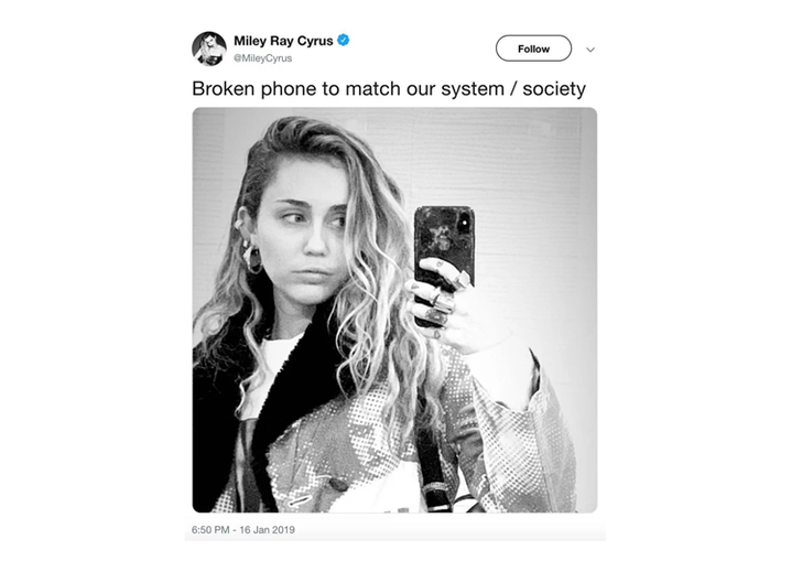 Tweet of Miley Cyrus holding a broken phone