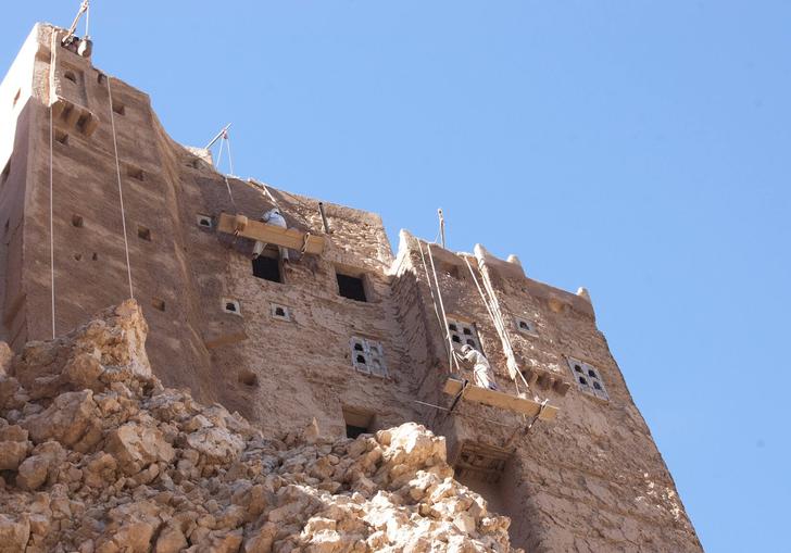 a photo of Masna‘at U‘rah, Daw’an, Hadramaut Governorate, Yemen against a blue sky