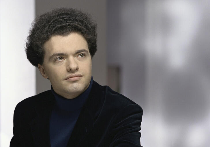 Evgeny Kissin looking up