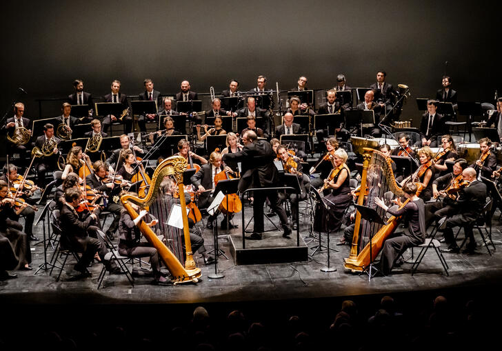 Les Siècles and François-Xavier Roth performing on stage