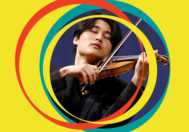 Violinist Inmo Yang playing his violin