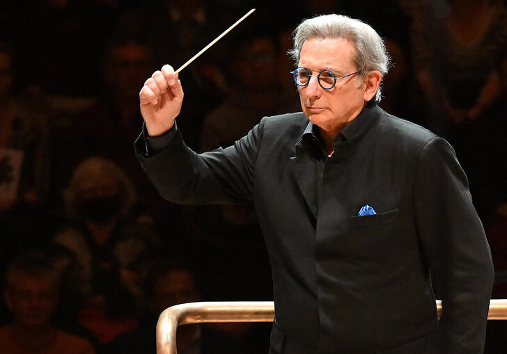 Michael Tilson Thomas conducting