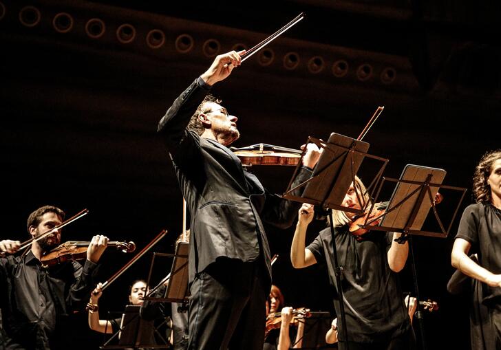 Richard Tognetti on the violin leading the Australian Chamber Orchestra