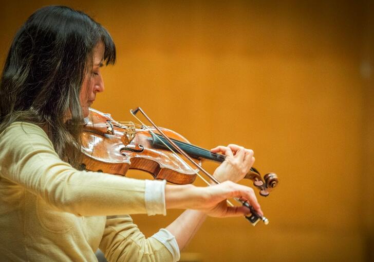 Viktoria Mullova playing her violin