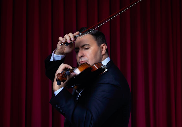 Maxim Vengerov playing his violin