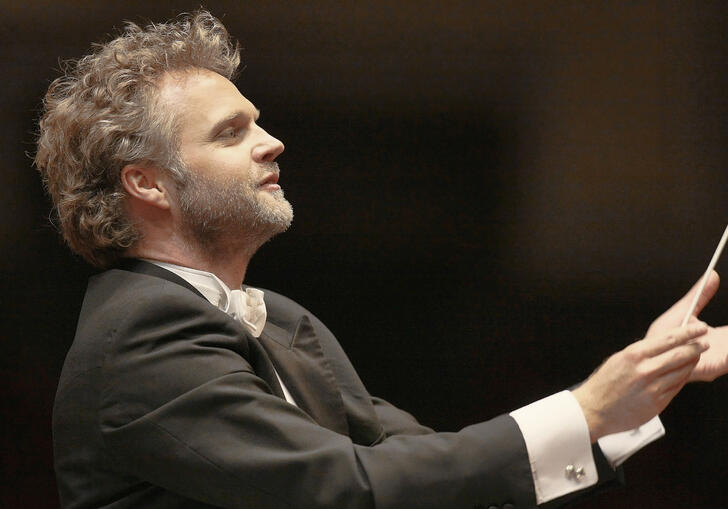 Thomas Søndergård conducting
