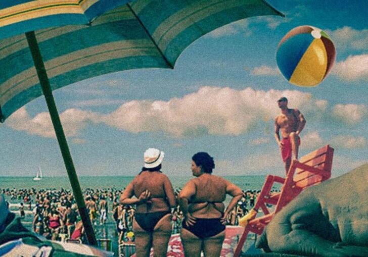 People stand on a sunny beach in a still from Balnearios