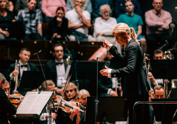 Keri-Lynn Wilson conducting the Ukrainian Freedom Orchestra