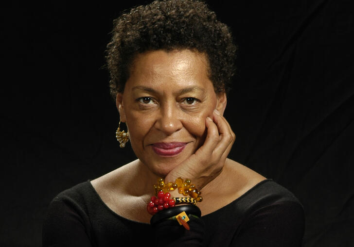 photo portrait of Carrie Mae Weems by Jerry Klineberg