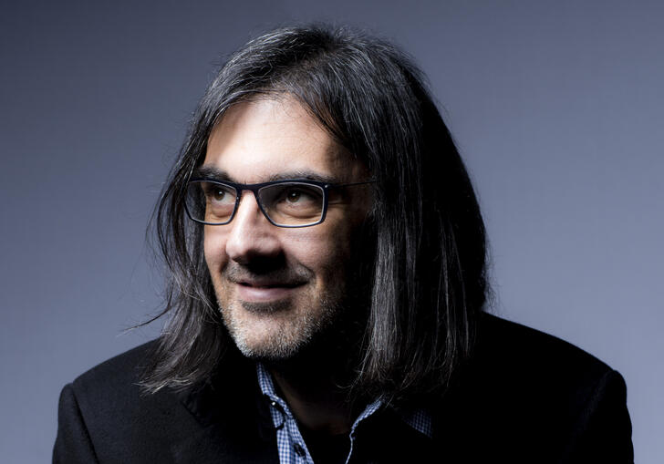 Leonidas Kavakos looking to his right and smiling