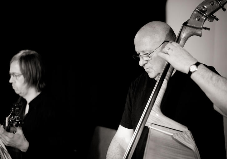 Black and white photo of Gavin Bryars playing the double bass and James Woodrow on the guitar