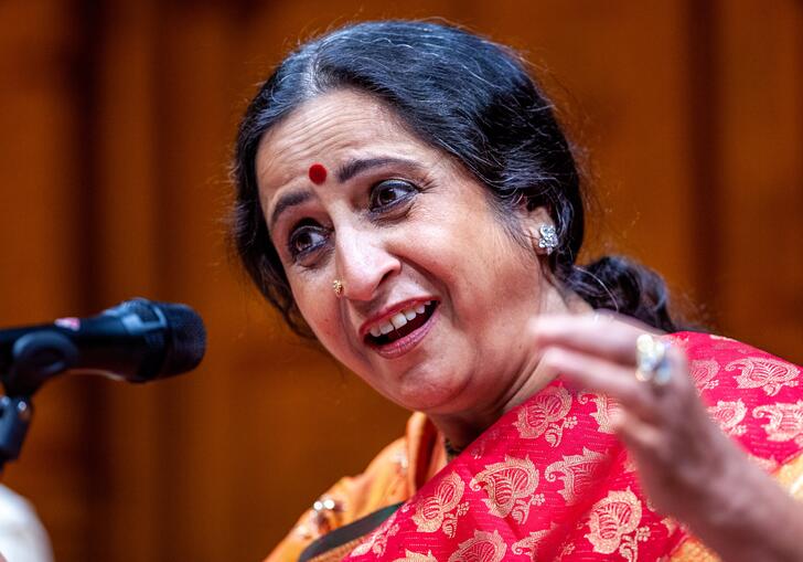 Aruna Sairam singing into a microphone