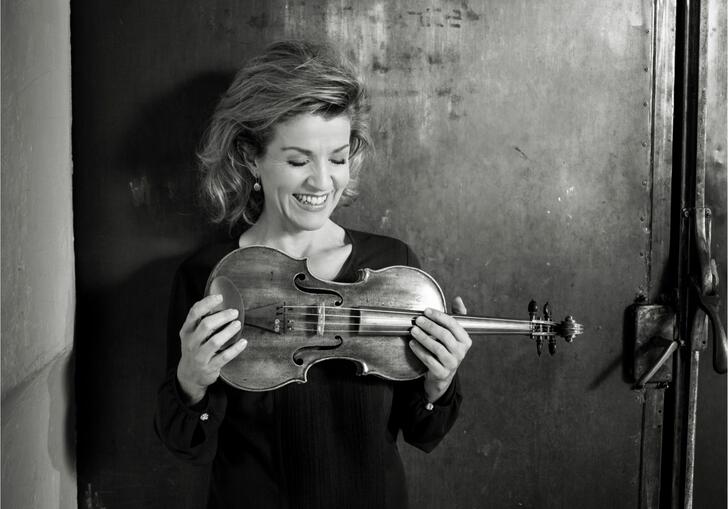 Anne-Sophie Mutter holding a violin