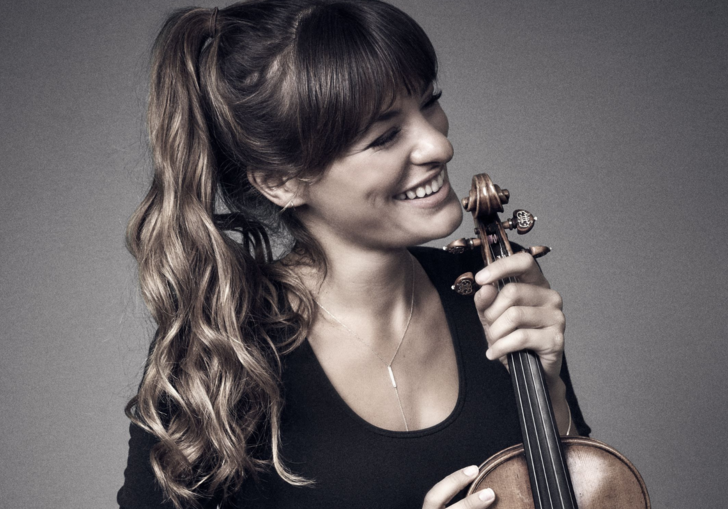 Nicola Benedetti holding a violin