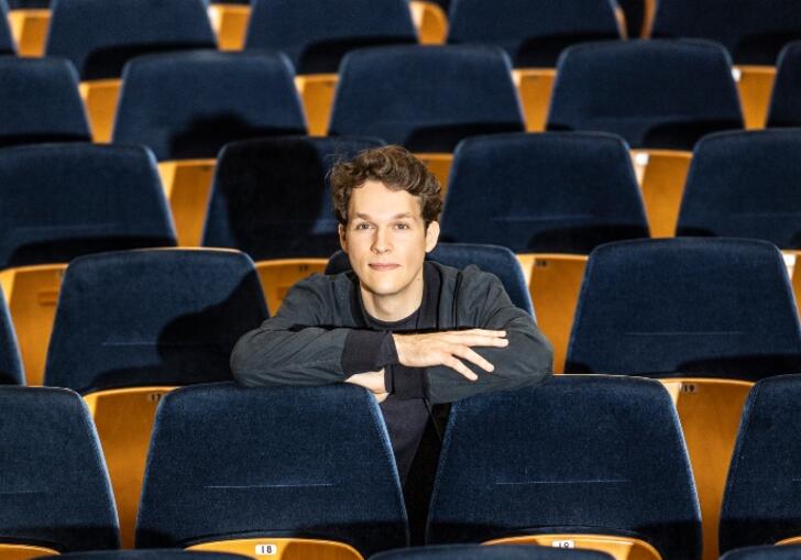 Lukas Sternath sitting in a seat of an empty concert hall