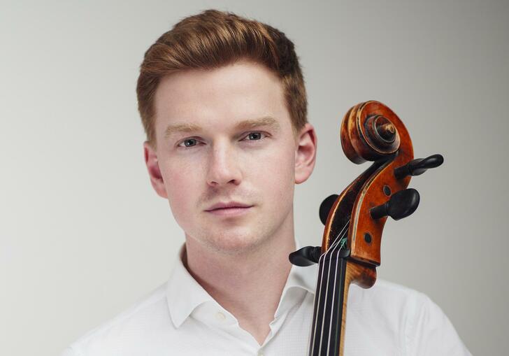 Benjamin Kruithof holding his cello