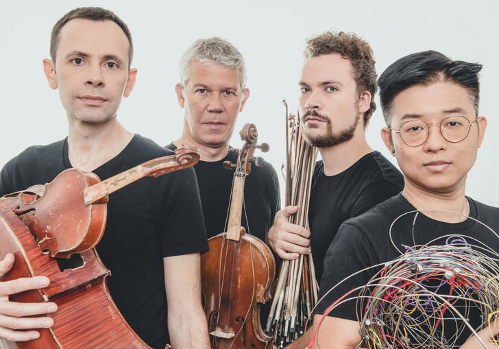 Quatuor Diotima holding broken instruments.
