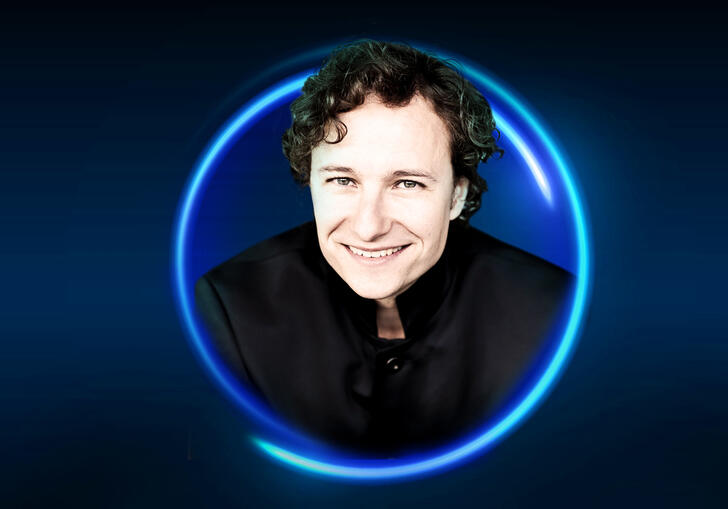 Image of Martin Helmchen surrounded by a blue circle against a blue background