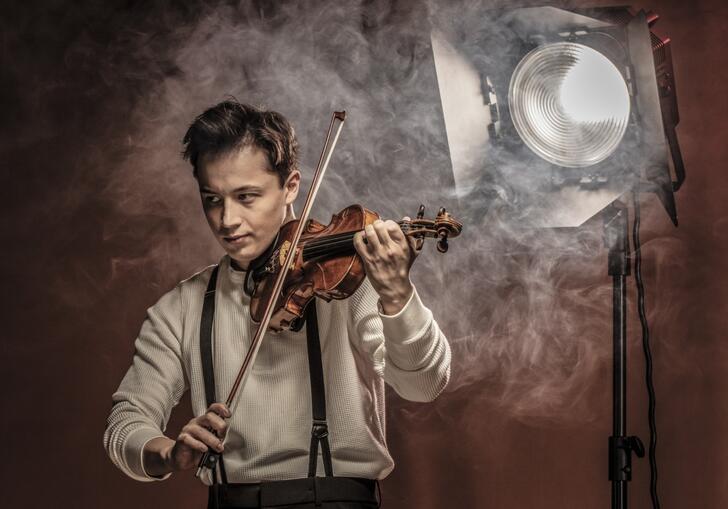 Johan Dalene playing the violin