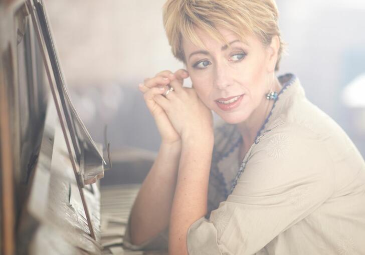 Nikki Iles at piano