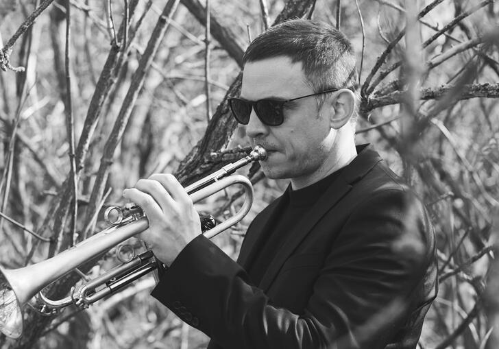 Image of Lőrinc Barabás playing the trumpet in black and white 