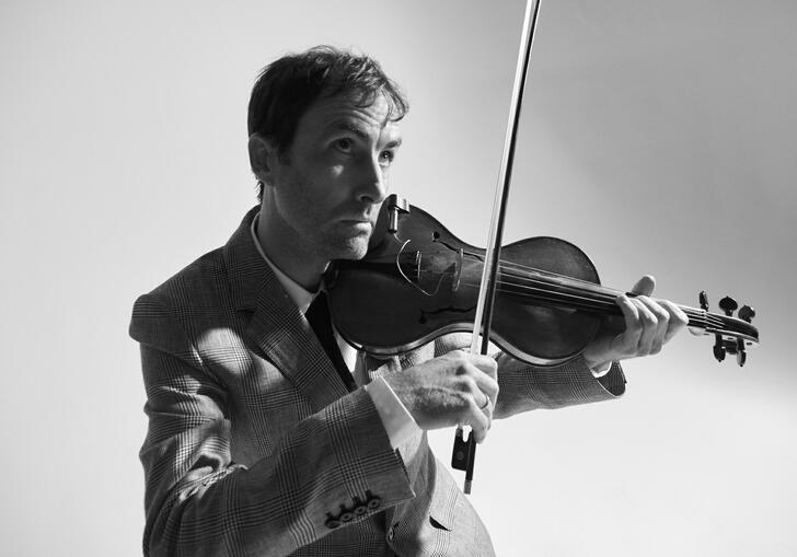 Andrew Bird palying the violin