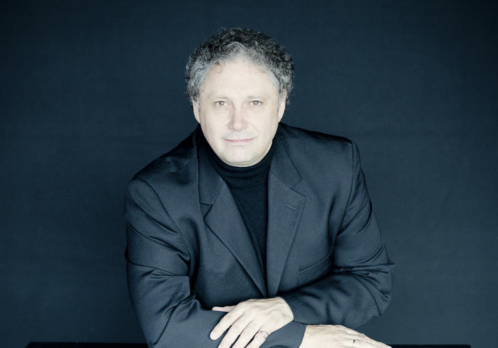 A portrait of Richard Egarr