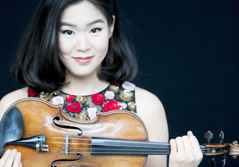 Photo of Esther Yoo with violin
