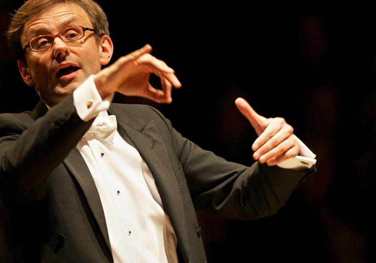 Photo of Simon Halsey conducting