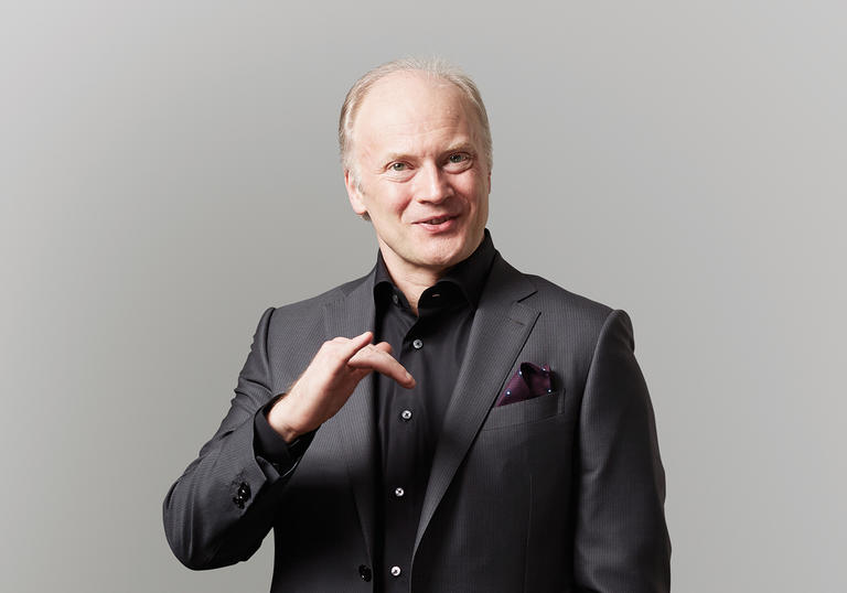 Photo of Gianandrea Noseda in black suit