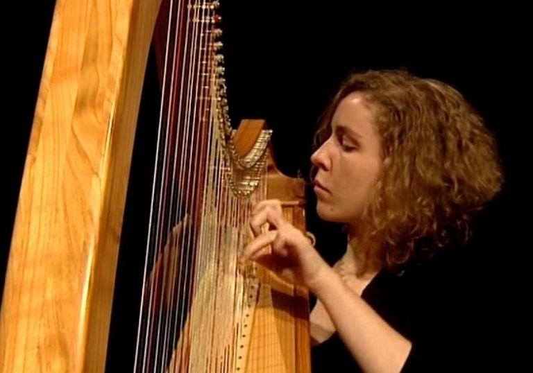 Laura Perrudin playing a harp