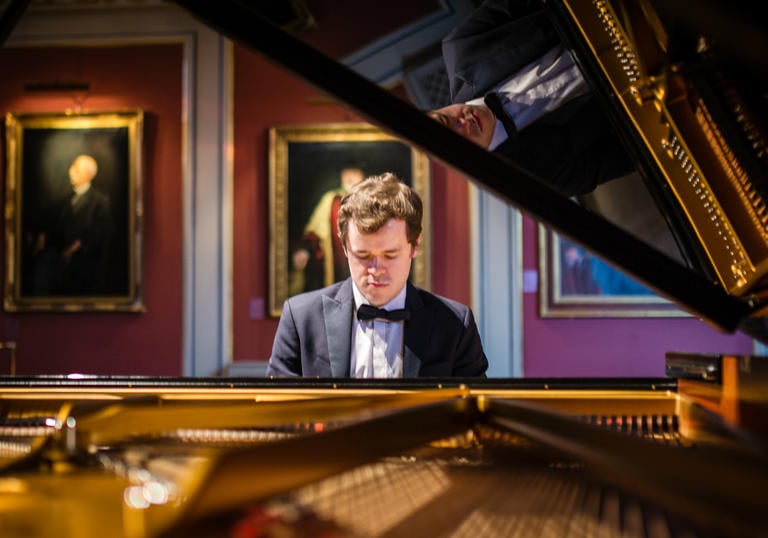 Benjamin Grosvenor 2018 sitting at piano