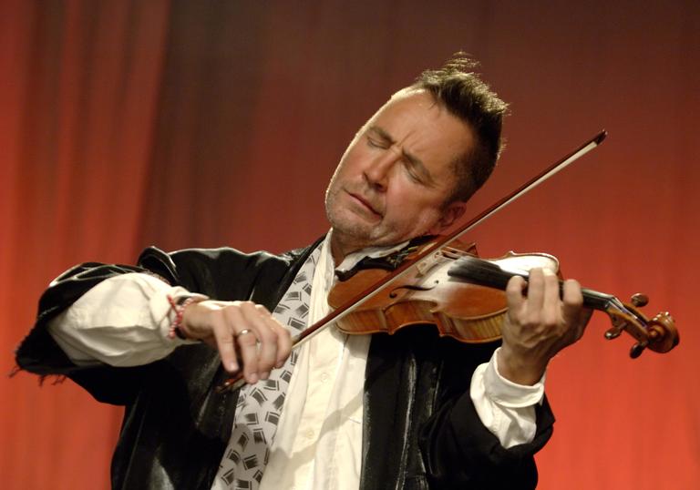 Nigel Kennedy playing violin