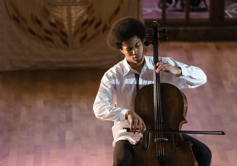 Sheku Kanneh–Mason playing cello