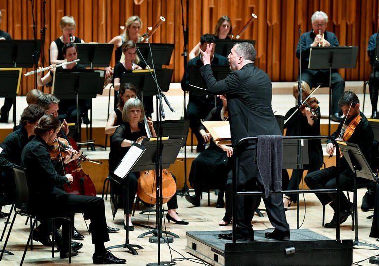 Thomas Ades conducting on stage 2017
