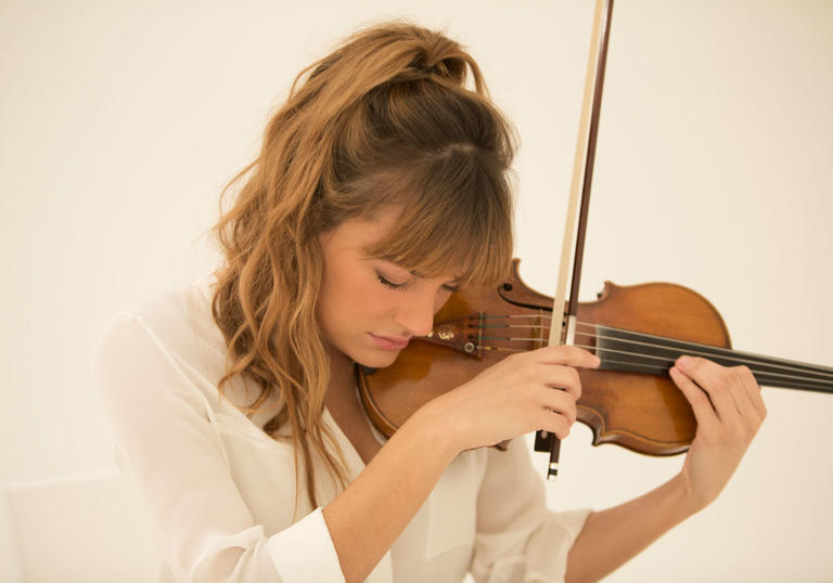 Nicola Benedetti close up landscape playing violin