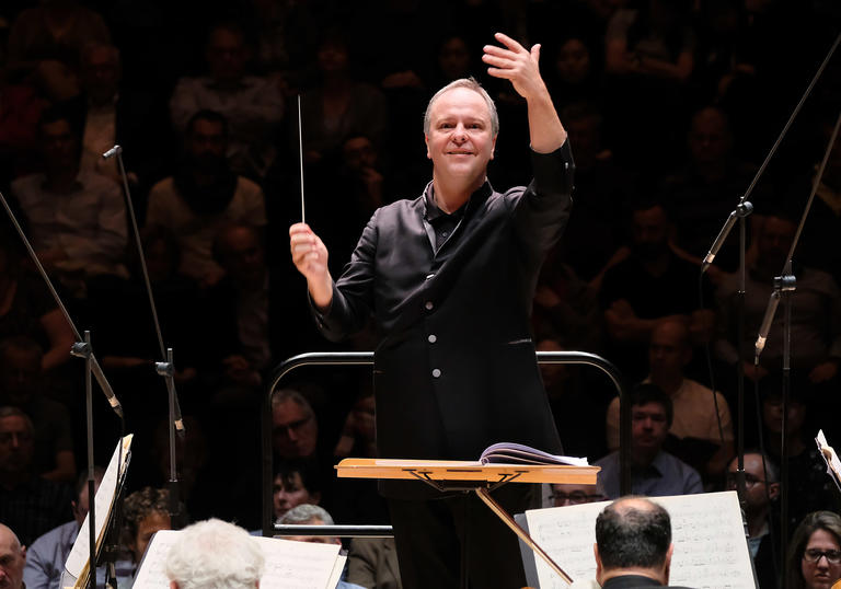 Sakari Oramo 2018 conducting smiling on stage