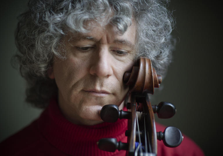 Steven Isserlis close up with violin