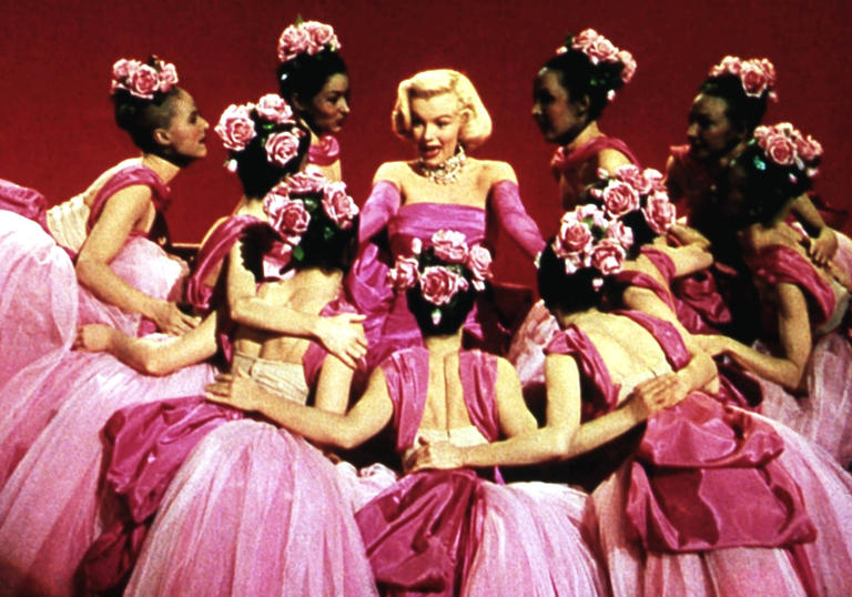 Marilyn Monroe surrounded by fan girls in Gentlemen Prefer Blondes