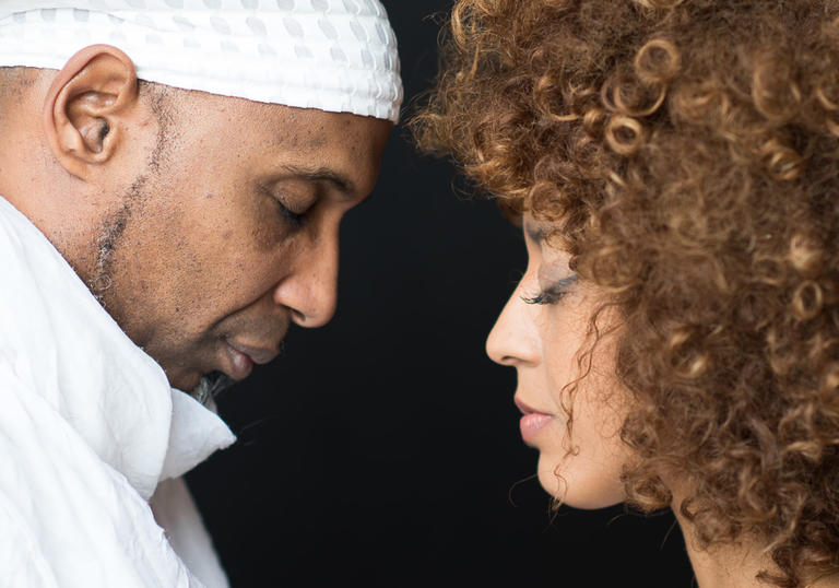 Omar Sosa & Yilian Canizares face each other, wearing white