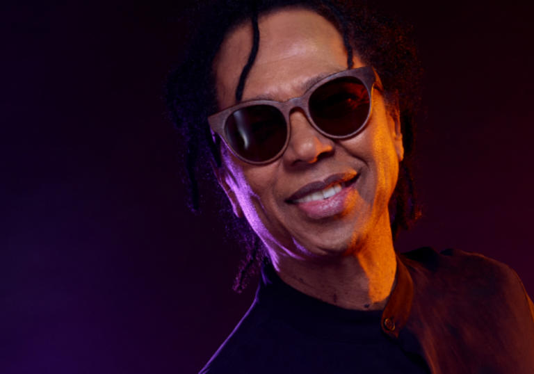 Djavan smiling and wearing sunglasses