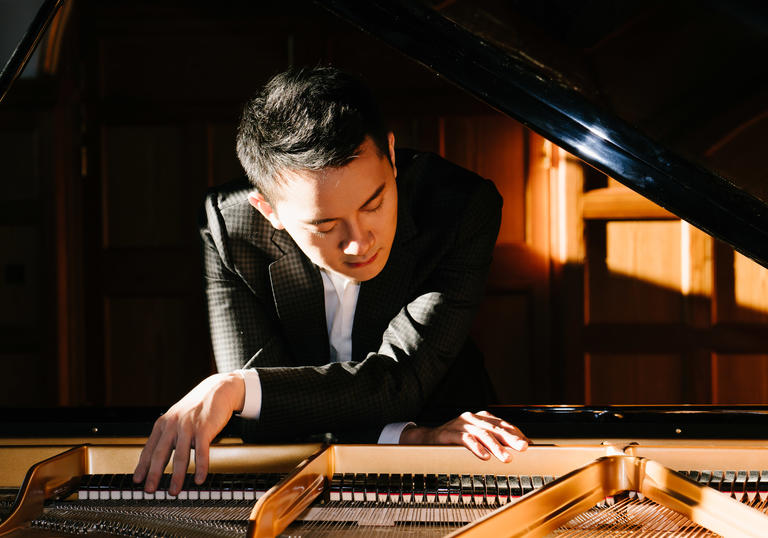 Photo of Pianist Ming Xie