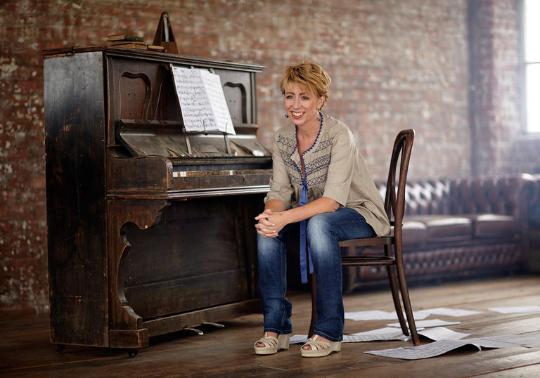 Nikki Iles sitting at the piano