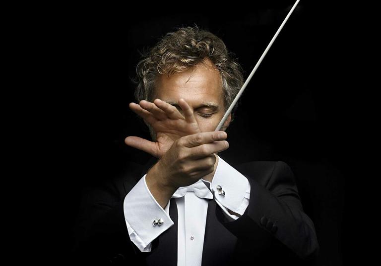 Thomas Søndergård conducting