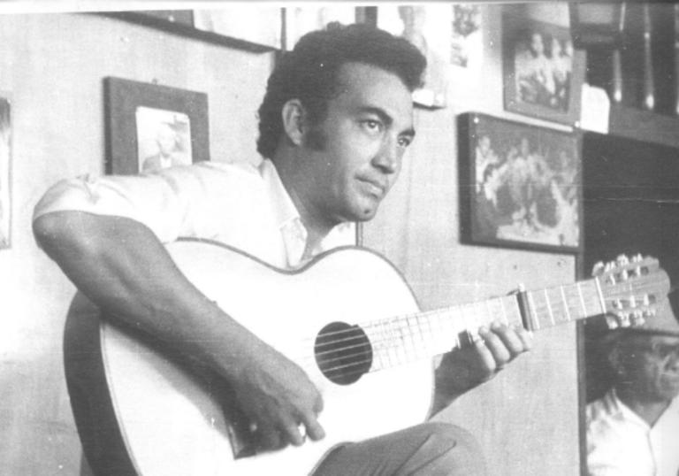 Eliades Ochoa playing guitar