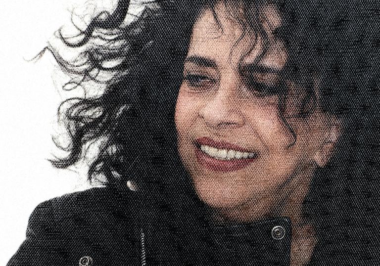 Photo of Gal Costa looking to the distance