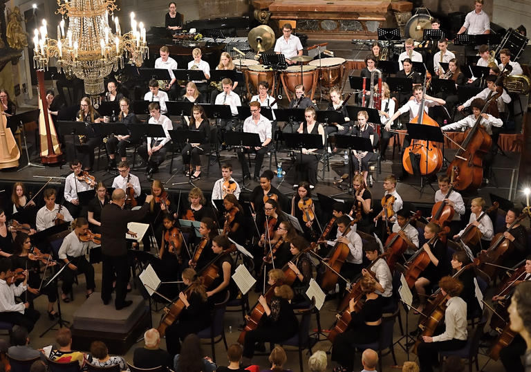 Image of full orchestra on stage