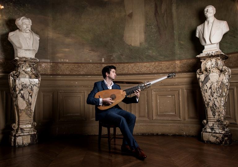 Thomas Dunford plays lute between two marble statues