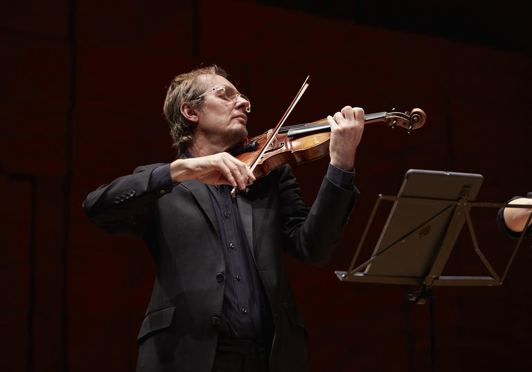 Richard Tognetti passionately playing his violin 